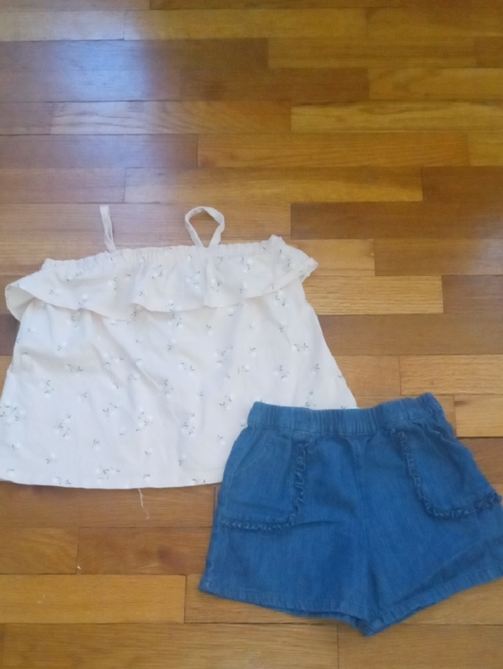 girl 5 denim shorts and peach sleeveless top